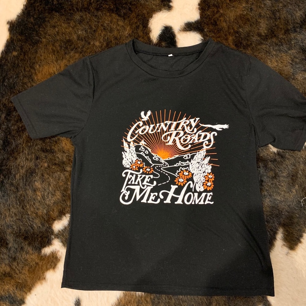 Women’s Country Roads Graphic Tee Size Medium